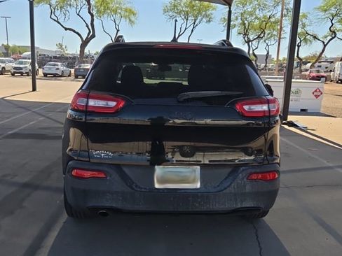 Used 2017 Jeep Cherokee Sport FWD image 4
