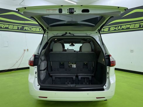 Used 2020 Toyota Sienna XLE image 9