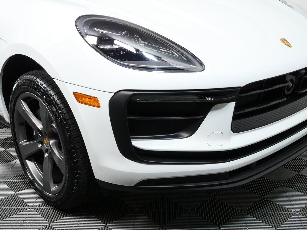 Certified 2026 Porsche Macan AWD/4WD image 38