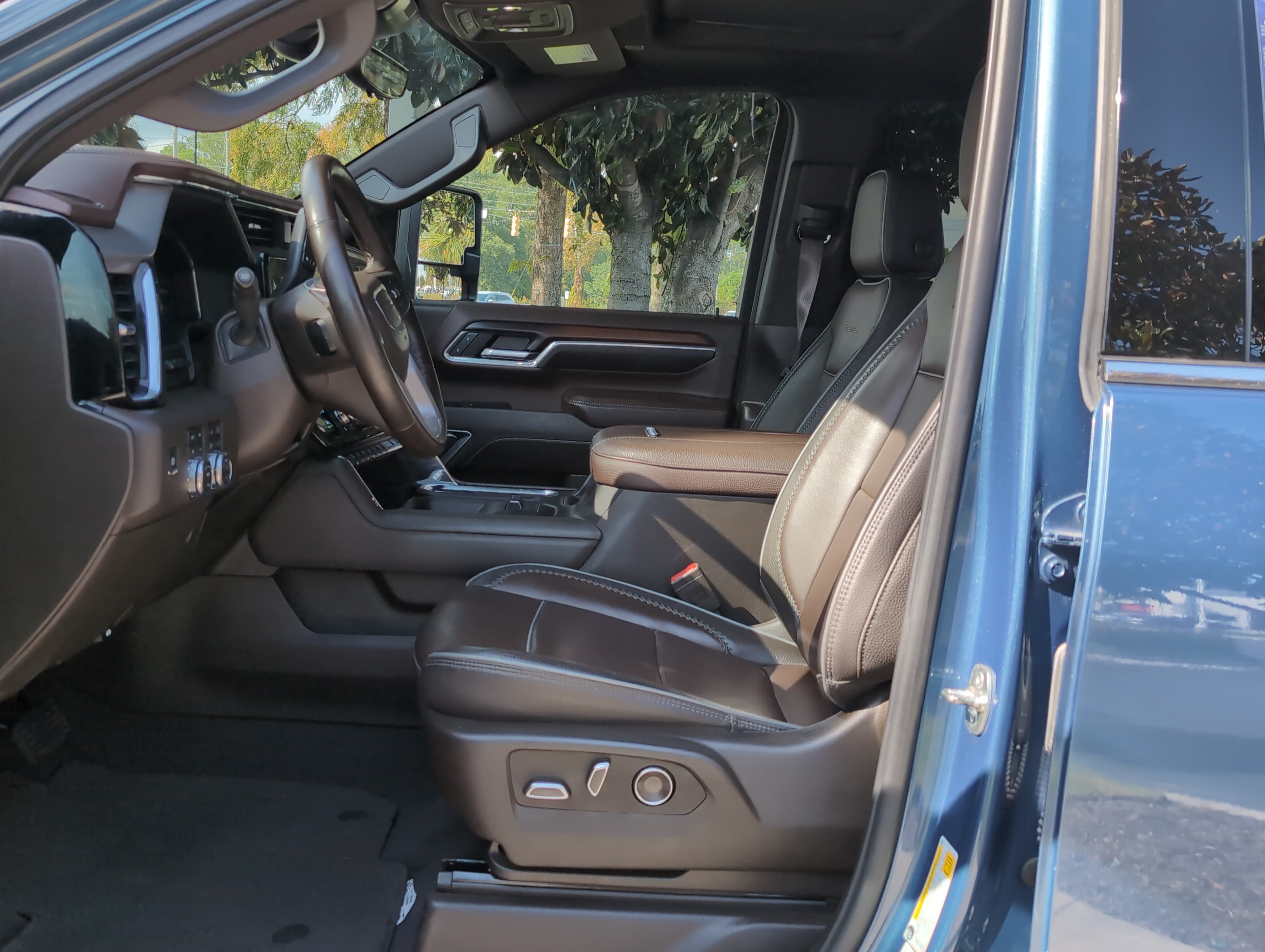 Used 2025 GMC Sierra 3500 Denali w/ Denali Reserve Package AWD/4WD image 15