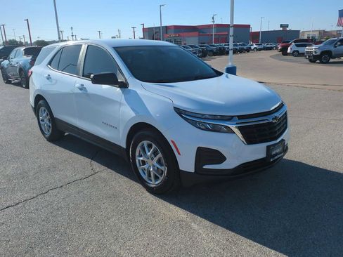 Used 2022 Chevrolet Equinox LS w/ LS Convenience Package image 2