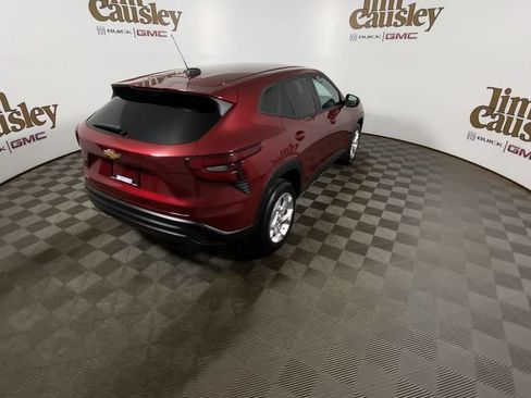 Used 2024 Chevrolet Trax LS w/ LS Convenience Package FWD image 8