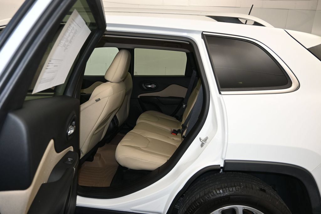 Used 2016 Jeep Cherokee Latitude FWD image 23