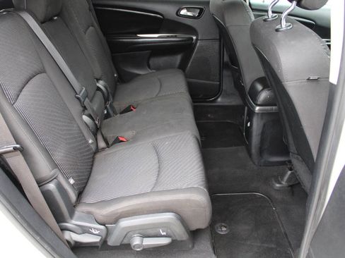 Used 2017 Dodge Journey SXT w/ Comfort/Convenience Group FWD image 6