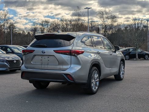 Used 2023 Toyota Highlander Limited image 4