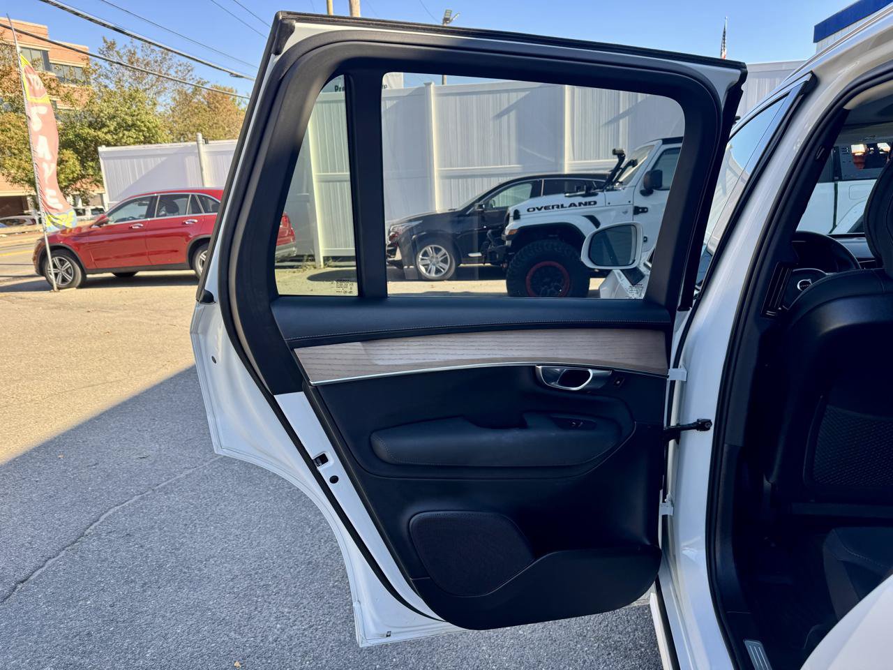 Used 2025 Volvo XC90 B6 Plus w/ Protection Package Premier AWD/4WD image 14