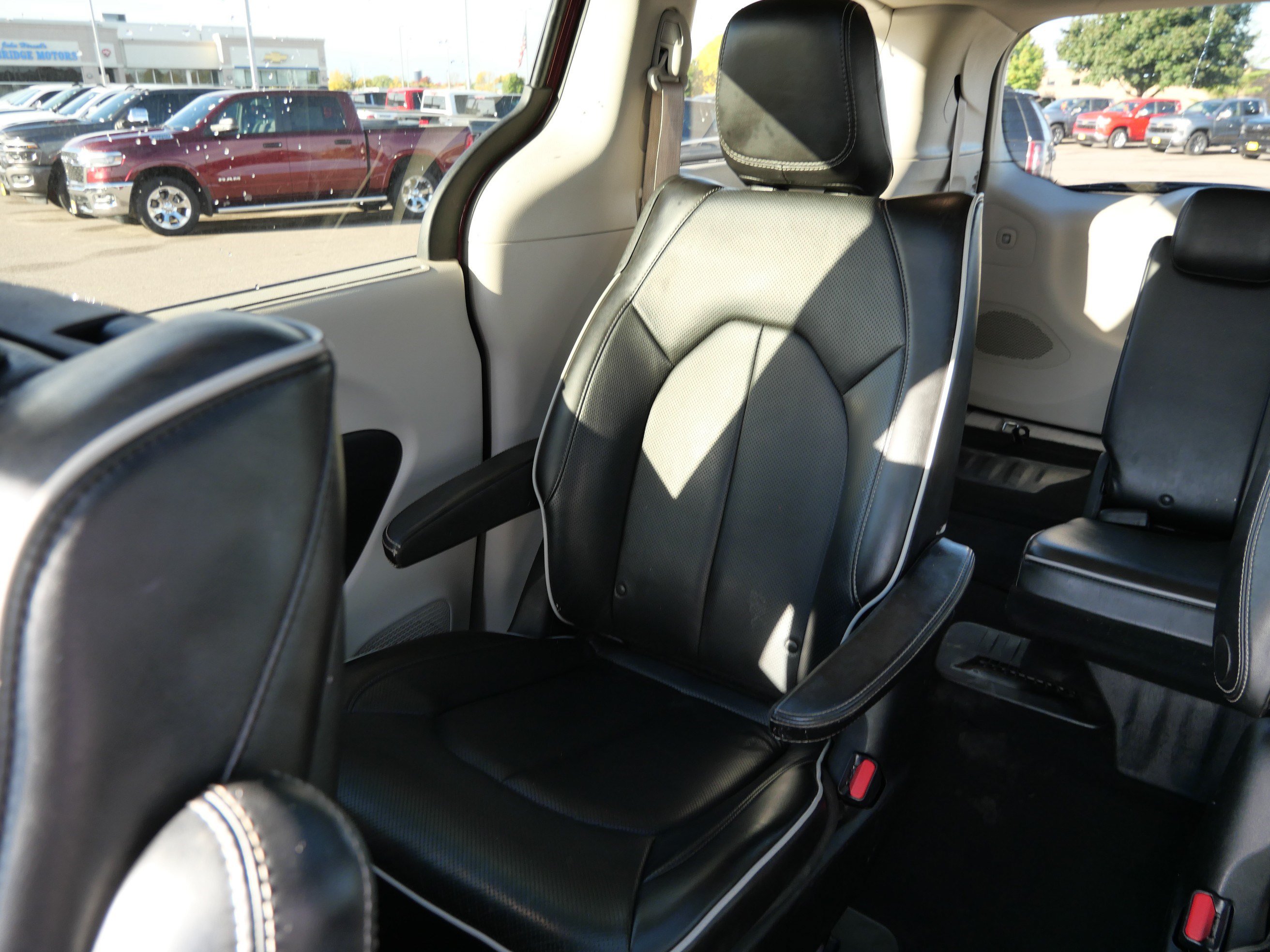 Used 2021 Chrysler Pacifica Limited w/ Uconnect Theater Family Group FWD image 52