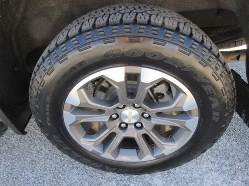 Used 2022 Chevrolet Silverado 1500 High Country w/ Technology Package image 12