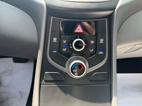 Used 2014 Hyundai Elantra SE FWD image 17