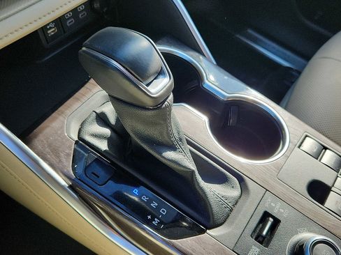 Used 2024 Toyota Highlander Limited image 14