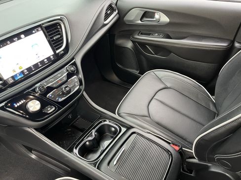 Certified 2026 Chrysler Pacifica Limited w/ S Appearance Package FWD image 16