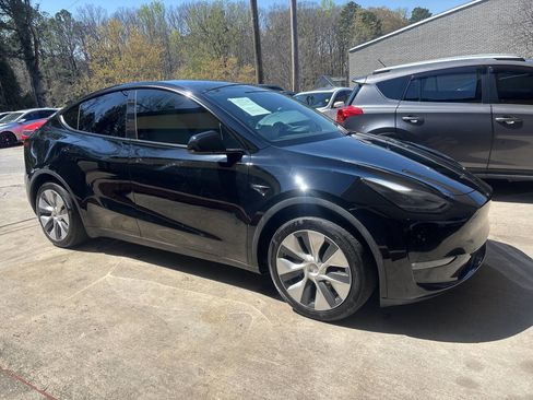 Used 2023 Tesla Model Y AWD image 4