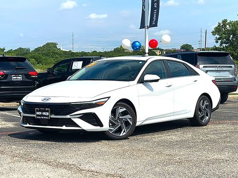 Used 2025 Hyundai Elantra SEL FWD image 2