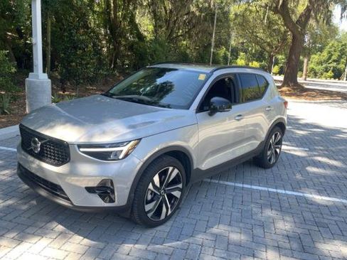 Used 2025 Volvo XC40 B5 Plus AWD/4WD image 3
