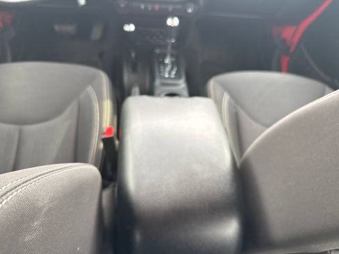 Used 2018 Jeep Wrangler Unlimited Sahara w/ Connectivity Group AWD/4WD image 12