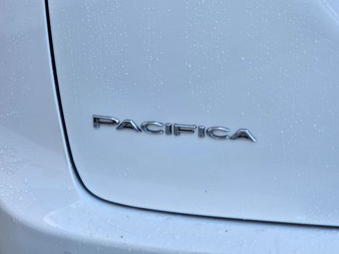 Used 2023 Chrysler Pacifica Touring-L FWD image 30
