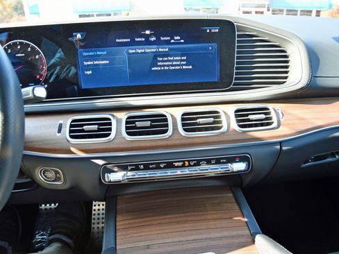 Used 2025 Mercedes-Benz GLS 450 4MATIC image 43