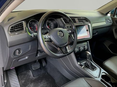 Used 2018 Volkswagen Tiguan SE w/ Panoramic Sunroof Package FWD image 16