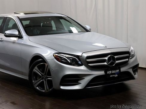 Used 2017 Mercedes-Benz E 300 4MATIC image 2