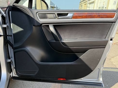 Used 2012 Volkswagen Touareg Sport image 11