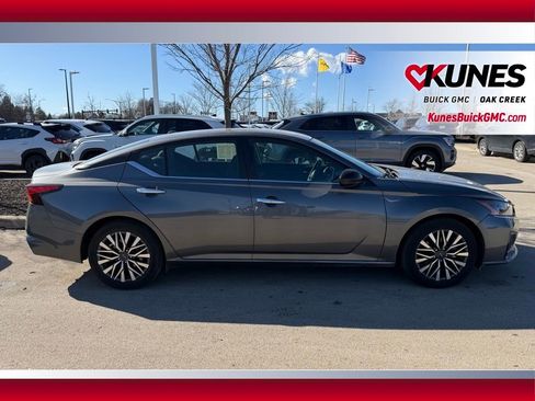 Used 2025 Nissan Altima 2.5 SV FWD image 4