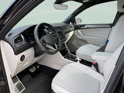 Used 2022 Volkswagen Tiguan SE R-Line AWD/4WD image 4
