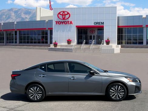 Used 2024 Nissan Altima 2.5 SV AWD/4WD image 3