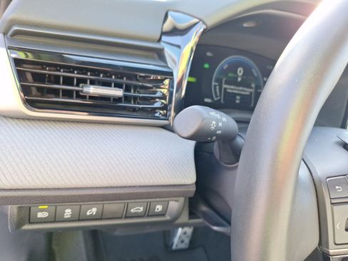 Used 2025 Toyota Camry SE w/ Convenience Package image 18