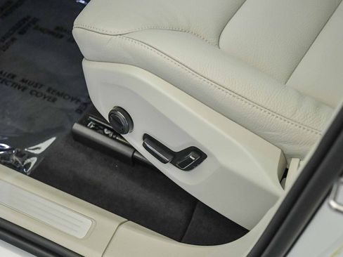 Certified 2025 Volvo XC60 T8 Plus w/ Protection Package Premier image 22