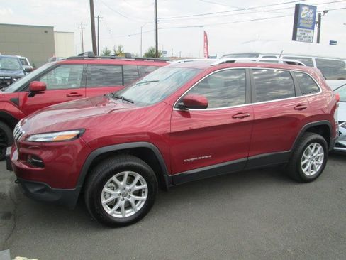 Used 2017 Jeep Cherokee Latitude w/ Trailer Tow Group AWD/4WD image 1