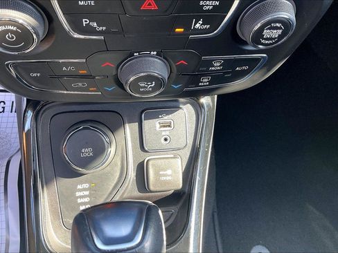 Used 2021 Jeep Compass Limited w/ Sun and Sound Group AWD/4WD image 16