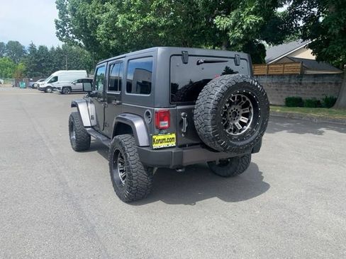 Used 2018 Jeep Wrangler Unlimited Sahara w/ Connectivity Group AWD/4WD image 3