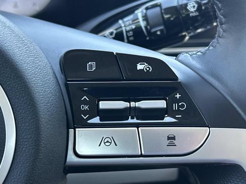 Certified 2025 Hyundai Elantra Limited w/ Cargo Package FWD image 33
