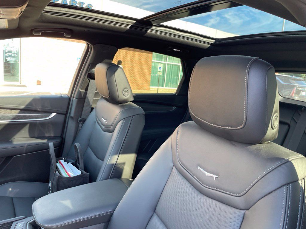 Used 2025 Cadillac XT5 Sportv w/ LPO, Bronce Accent Package AWD/4WD image 21