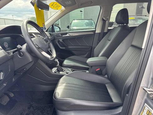 Used 2024 Volkswagen Tiguan SE w/ Panoramic Sunroof Package AWD/4WD image 9