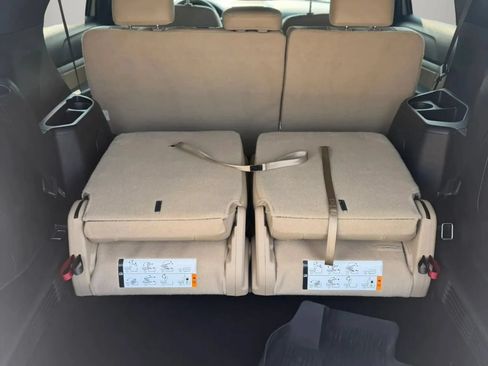 Used 2017 Ford Explorer XLT w/ Equipment Group 202A AWD/4WD image 18