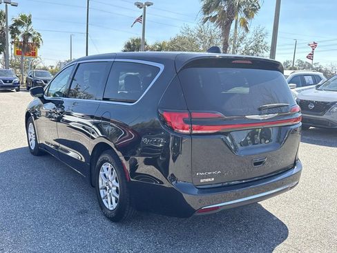 Used 2023 Chrysler Pacifica Touring-L image 6