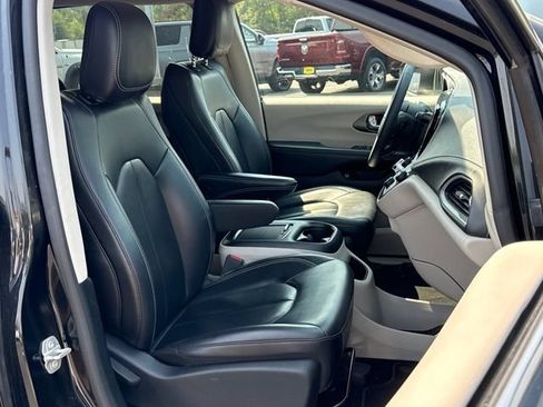 Used 2023 Chrysler Pacifica Touring-L FWD image 24