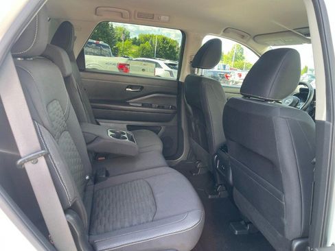 Used 2022 Nissan Pathfinder SV AWD/4WD image 14