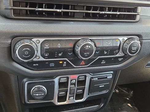 Used 2024 Jeep Wrangler Unlimited Sahara AWD/4WD image 28