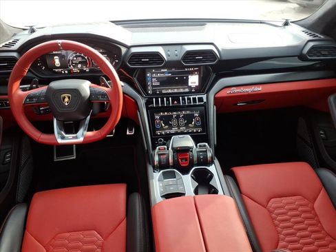 Used 2022 Lamborghini Urus image 13