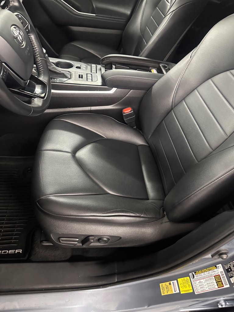 Used 2020 Toyota Highlander XLE AWD/4WD image 14