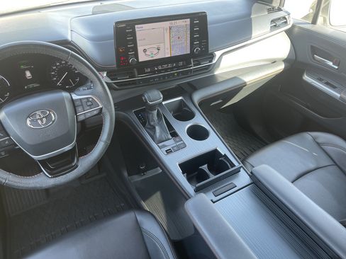 Used 2022 Toyota Sienna XSE FWD image 14