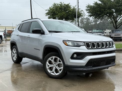 Used 2024 Jeep Compass Latitude AWD/4WD image 2