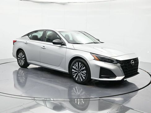 Used 2024 Nissan Altima 2.5 SV image 3