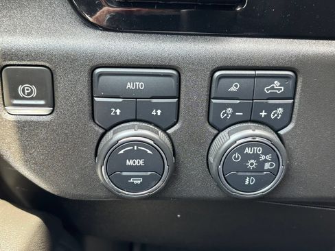 Used 2022 Chevrolet Silverado 1500 LTZ w/ LTZ Premium Package AWD/4WD image 7