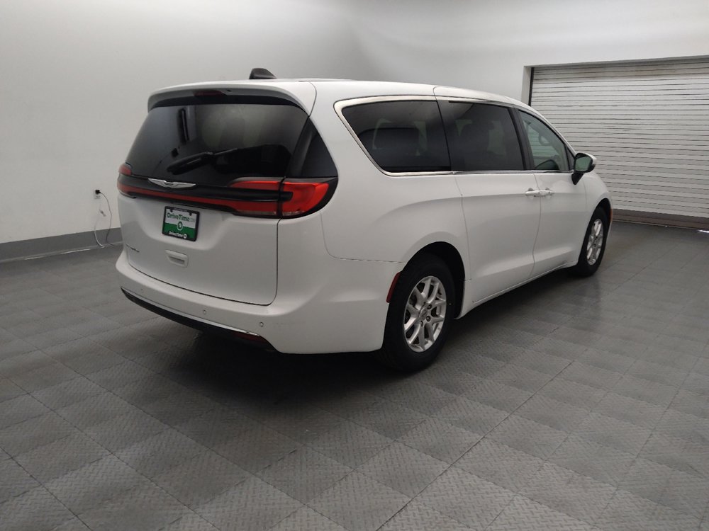 Used 2023 Chrysler Pacifica Touring-L FWD image 9
