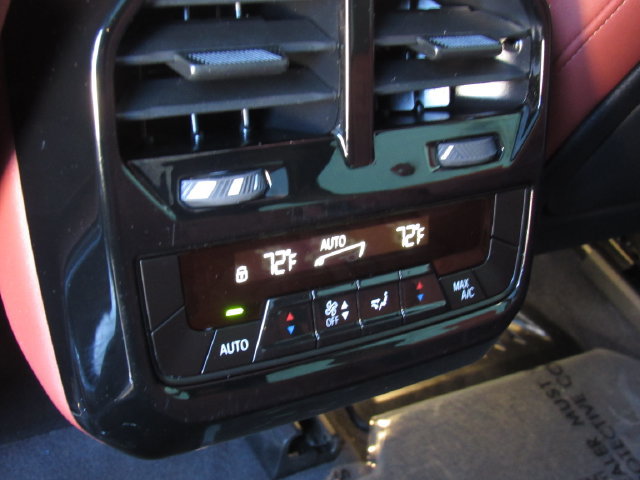 Used 2022 BMW iX xDrive50 w/ Sport Package AWD/4WD image 34