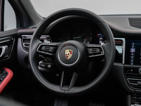 Used 2023 Porsche Macan AWD/4WD image 18