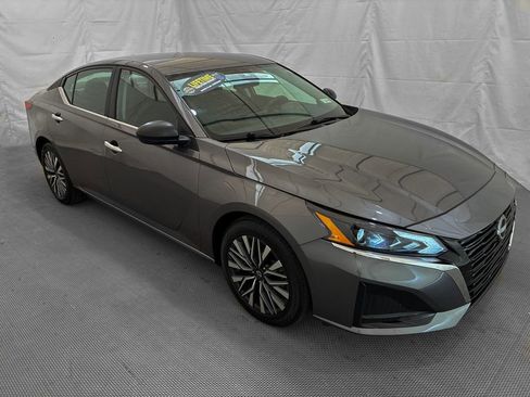 Used 2025 Nissan Altima 2.5 SV FWD image 10